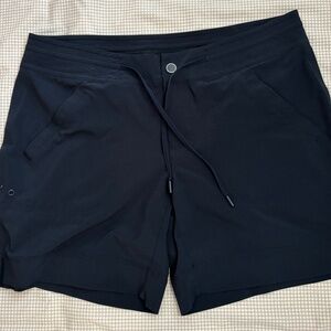 Athleta navy / dark blue lightweight‎ mid rise shorts Sz 10